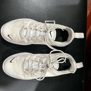 White nike air max’s